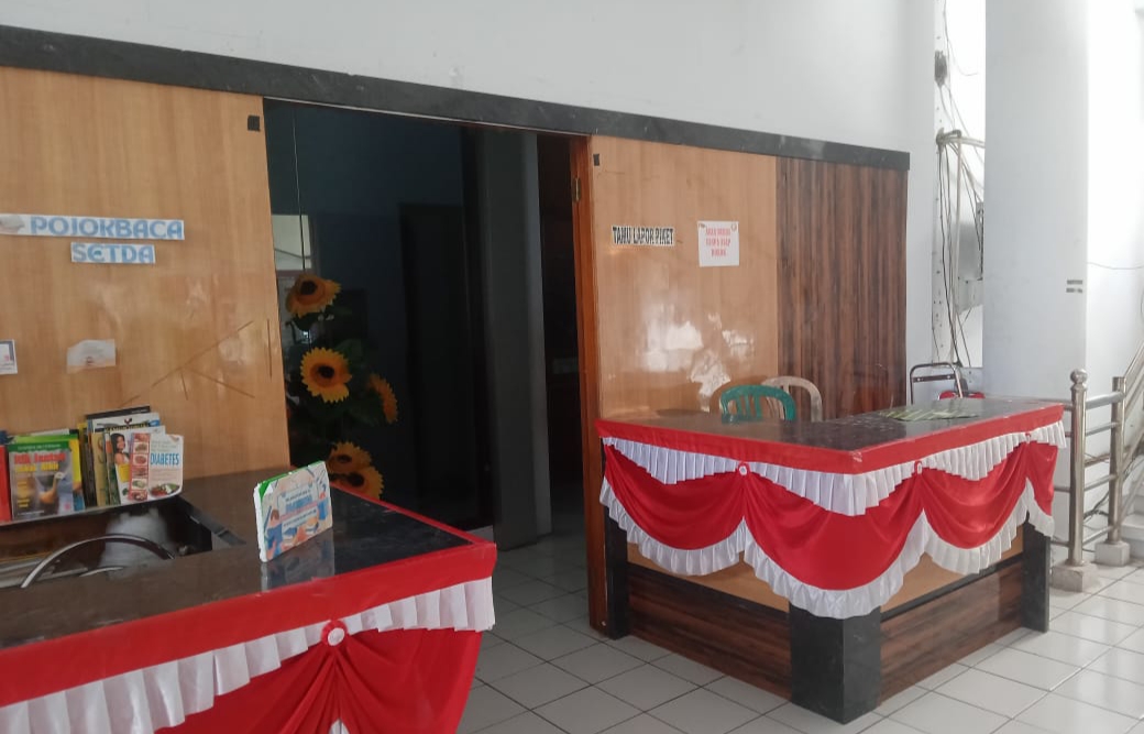 Suasana depan pintu masuk kantor bupati sangihe, saat beberapa awak media menunggu kepastian audience dengan wabup sangihe. (Foto: AM. Budiman)