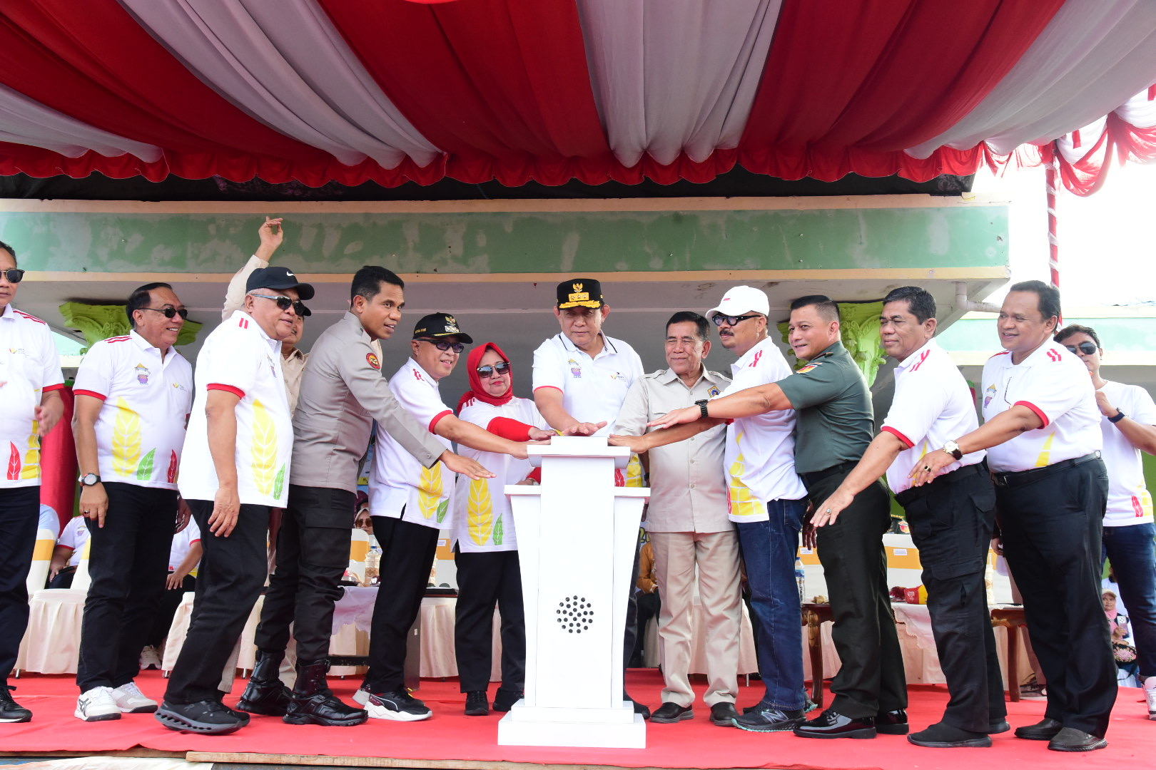 Peresmian Provinsi Gorontalo sebagai tuan rumah Pekan Nasional Petani Nelayan (PENAS) ke-17 tahun 2026 yang ditandai dengan penekanan tombol sirene pada Kick-Off Road to PENAS di GOR David-Toni, Limboto, Kabupaten Gorontalo, Rabu (26/6/2025). (Foto : Mila/Kominfotik)