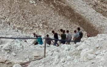 Proses evakuasi jenazah dari lokasi PETI ke rumah korban. (Foto: Humas Polres Pohuwato)