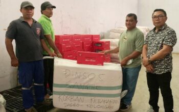 Kadis Sosial, Doktarius Pangandaheng saat menjemput Bantuan untuk para korban bencana kebakaran dari Kemensos, Jumat (4/6). (Foto: AM. Budiman)