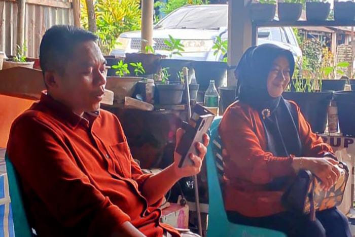 Danlanal Tahuna, Letkol Laut Hadi Subandi bersama istri saat bertandang ke salah satu rumah wartawan yang lagi sakit. (Foto: AM. Budiman)