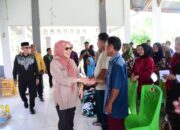 Wakil Gubernur Gorontalo Idah Syahidah Rusli Habibie saat menyapa masyarakat penerima bantuan BLP3G di Kecamatan Duhiadaa Kabupaten Pohuwato, Kamis, (10/7/2025). (Foto: Nova Diskominfotik)