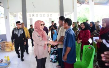 Wakil Gubernur Gorontalo Idah Syahidah Rusli Habibie saat menyapa masyarakat penerima bantuan BLP3G di Kecamatan Duhiadaa Kabupaten Pohuwato, Kamis, (10/7/2025). (Foto: Nova Diskominfotik)
