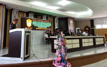 Ketua Panitia Khusus (Pansus) Ranperda, Thamrin Yusuf saat membacakan laporan pada rapat paripurna, Senin (14-7). (Foto: GoTimes)