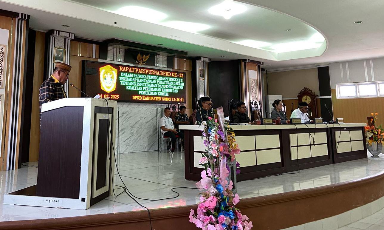 Ketua Panitia Khusus (Pansus) Ranperda, Thamrin Yusuf saat membacakan laporan pada rapat paripurna, Senin (14-7). (Foto: GoTimes)