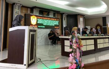 Anggota fraksi Nasdem DPRD Gorut, Dheninda Chairunnisa, saat membacakan pandangan umum. Selasa (15-7). (Foto: GoTimes)