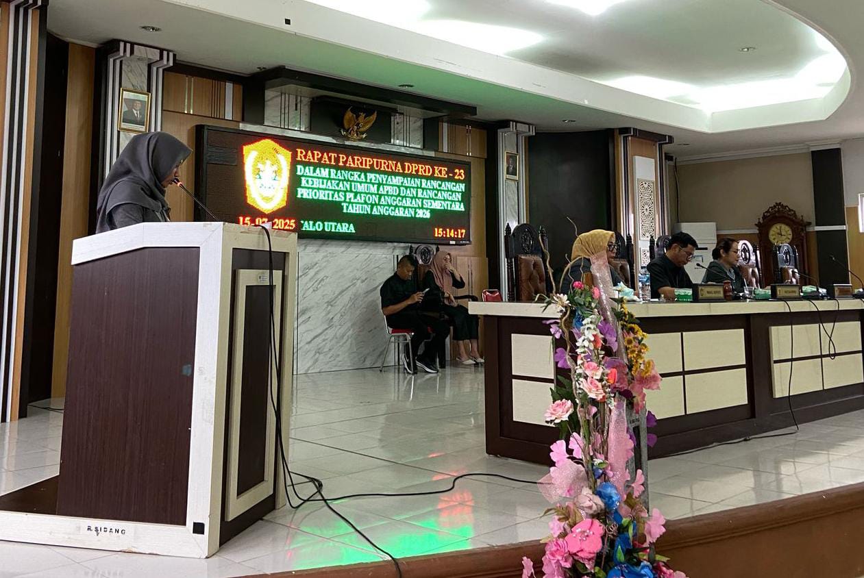 Anggota fraksi Nasdem DPRD Gorut, Dheninda Chairunnisa, saat membacakan pandangan umum. Selasa (15-7). (Foto: GoTimes)