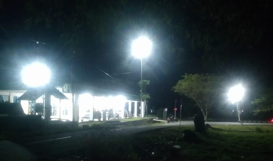Lampu-lampu penerangan di jalan lingkar dalam rumah sakit pada malam hari. (Foto: Dok. RSUD ZUS)