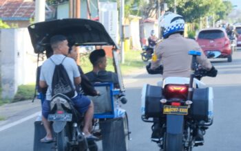 Karo Ops Polda Gorontalo Tegur Langsung Pelanggar Lalu Lintas di Jalan Raya. (Foto: Humas Polda Gorontalo)