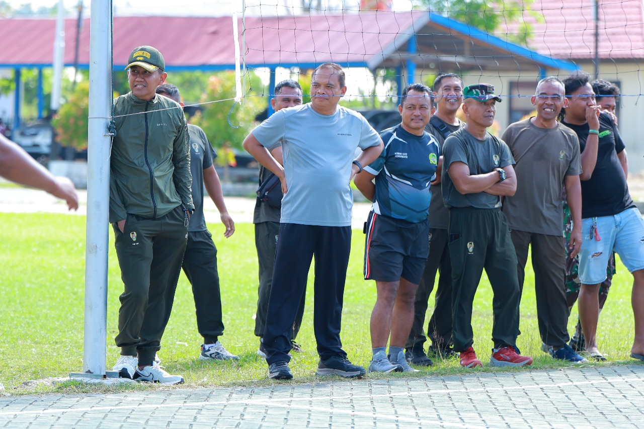 Polres Pohuwato dan Kodim 1313 Tingkatkan Soliditas Lewat Olahraga Bersama 1 Polres Pohuwato dan Kodim 1313 Tingkatkan Soliditas Lewat Olahraga Bersama. (Foto: Humas Polres Pohuwato)