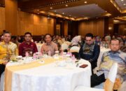 Kepala BKD Provinsi Gorontalo Rifli Katili (kuning, kiri) bersama Kepala BKD dari tiga provinsi yang hadir mengikuti Seminar Nasional (Foto: Nova Diskominfotik)