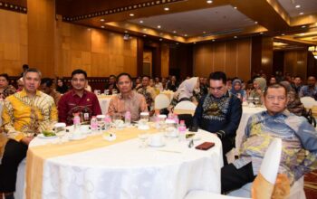 Kepala BKD Provinsi Gorontalo Rifli Katili (kuning, kiri) bersama Kepala BKD dari tiga provinsi yang hadir mengikuti Seminar Nasional (Foto: Nova Diskominfotik)