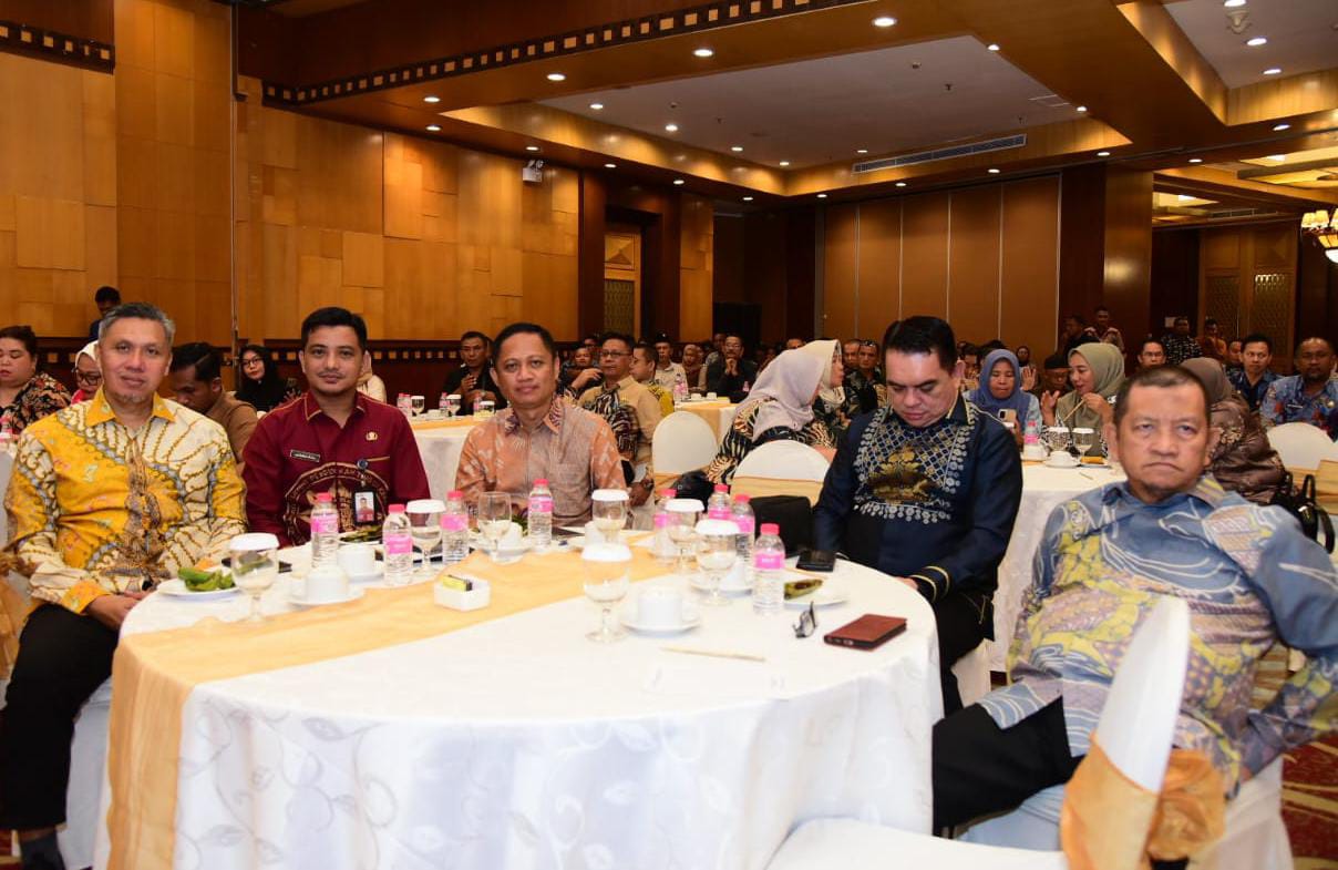 Kepala BKD Provinsi Gorontalo Rifli Katili (kuning, kiri) bersama Kepala BKD dari tiga provinsi yang hadir mengikuti Seminar Nasional (Foto: Nova Diskominfotik)