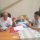 Direktur Perumda Air Minum Ake'u Banua, Teguh P. Salainti bersama salah satu Kepala Seksi saat ditemui. (Foto: AM. Budiman)