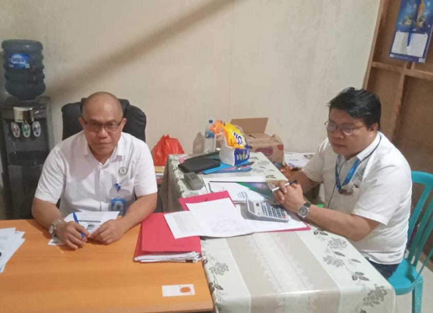 Direktur Perumda Air Minum Ake'u Banua, Teguh P. Salainti bersama salah satu Kepala Seksi saat ditemui. (Foto: AM. Budiman)