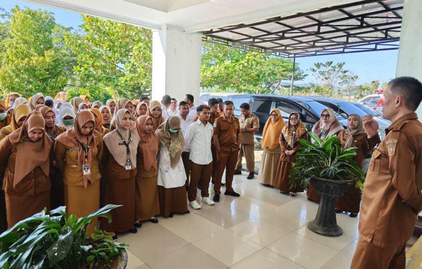 Laksanakan Instruksi Bupati, Direktur RSUD dr. Zainal Umar Sidiki Pimpin Apel Kerja. (Foto: RSUD ZUS)