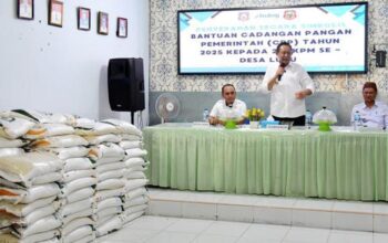 Gubernur Gusnar Ismail memberikan sambutan pada penyaluran bantuan beras CPP di Desa Luhu, Kecamatan Telaga, Kabupaten Gorontalo, Rabu (23/7/2025). (Foto : Haris)
