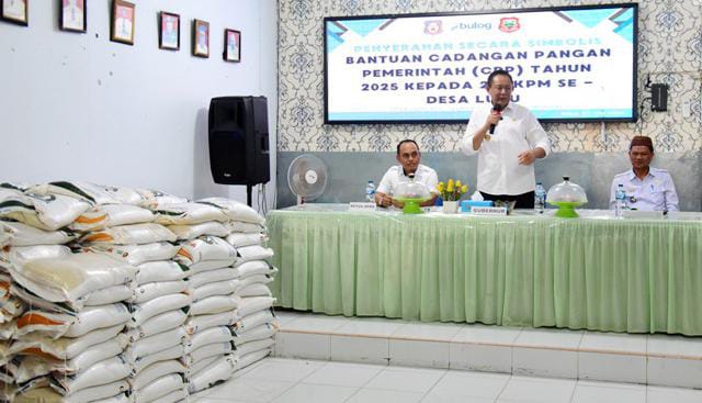 Gubernur Gusnar Ismail memberikan sambutan pada penyaluran bantuan beras CPP di Desa Luhu, Kecamatan Telaga, Kabupaten Gorontalo, Rabu (23/7/2025). (Foto : Haris)