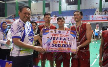 Gubernur Gusnar Ismail menyerahkan secara simbolis hadiah kepada tim putra Polres Bone Bolango yang meraih juara pertama kejuaraan bola voli piala Kapolda Gorontalo di GOR David-Tony Limboto, Kabupaten Gorontalo, Rabu (23/7/2025). (Foto : Valen)