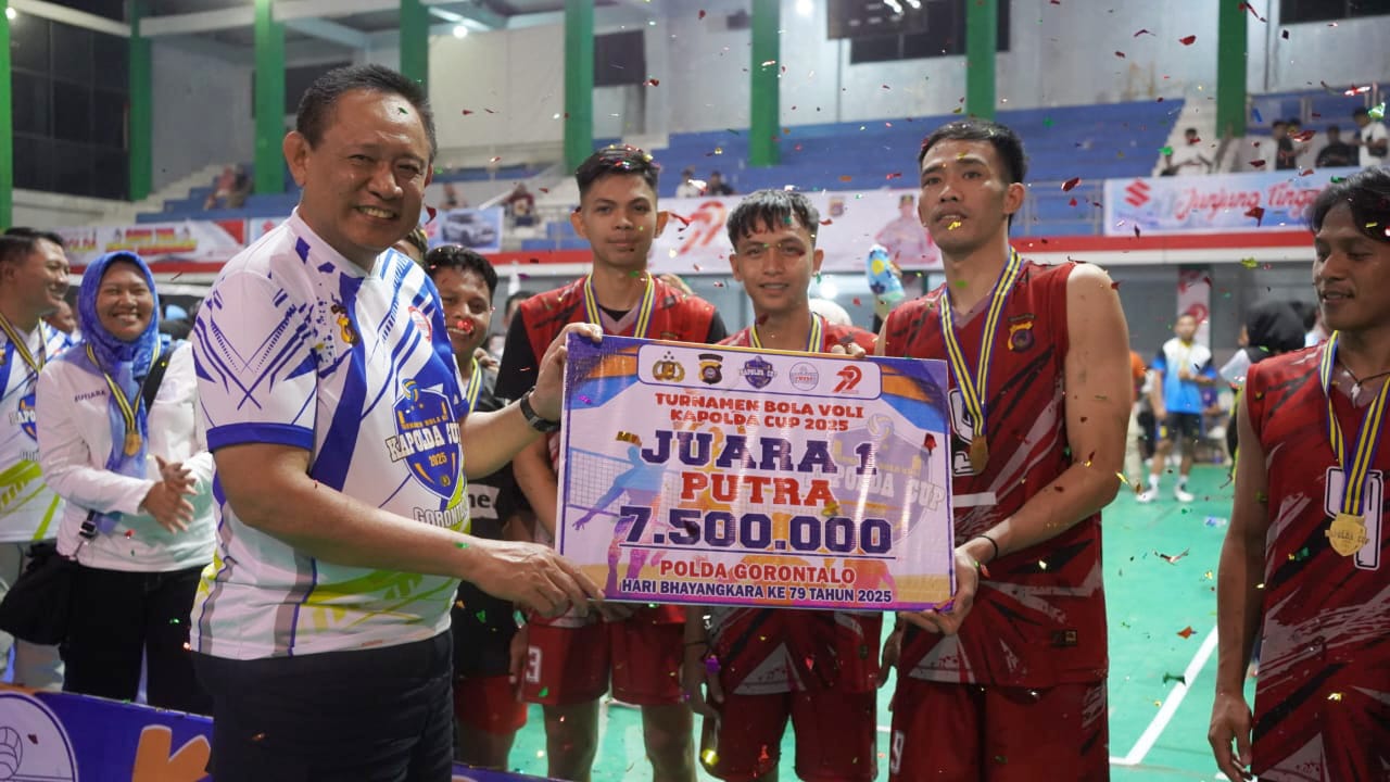 Gubernur Gusnar Ismail menyerahkan secara simbolis hadiah kepada tim putra Polres Bone Bolango yang meraih juara pertama kejuaraan bola voli piala Kapolda Gorontalo di GOR David-Tony Limboto, Kabupaten Gorontalo, Rabu (23/7/2025). (Foto : Valen)