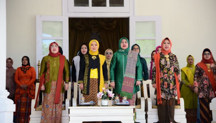 Kebaya Bukan Kuno, Tapi Lambang Keanggunan Perempuan Indonesia