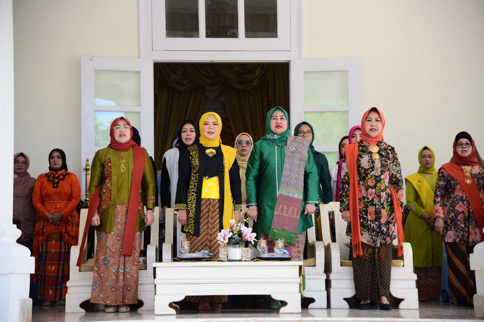 Wakil Gubernur Gorontalo Idah Syahidah Rusli Habibie, Ketua TP-PKK Provinsi Gorontalo Nani Ismail Mokodongan, Ketua BKOW Nurindah Rahim dan Ketua Dharma Wanita Provinsi Sulasri Ibrahim serta tamu undang lainnya, yang hadir pada pelaksanaan Peringatan Hari Kebaya Nasional yang dirangkaikan dengan Hari Anak Nasional Tahun 2025 tingkat Provinsi Gorontalo, Sabtu (26/7/2025). Foto – Nova Diskominfotik