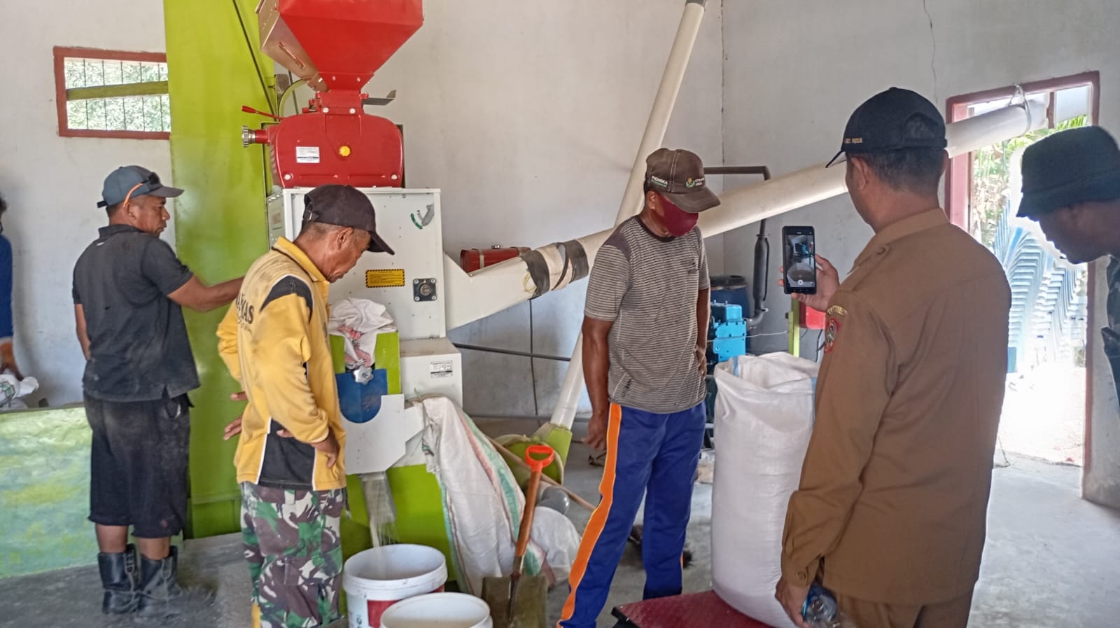 Proses penggilingan padi di gilingan padi Huyula Desa Posso. (Foto: GoTimes)