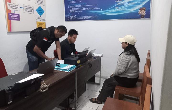 Junita A.B saat memberikan keterangan kepada petugas SPKT Sangihe, Rabu (30/07/2025). (Foto: AM. Budiman)