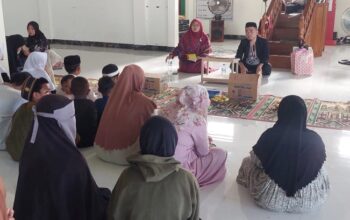 Kegiatan rutin majelis taklim dan edukasi masyarakat yang dilaksanakan oleh Windra Lagarusu. (Foto: GoTimes)