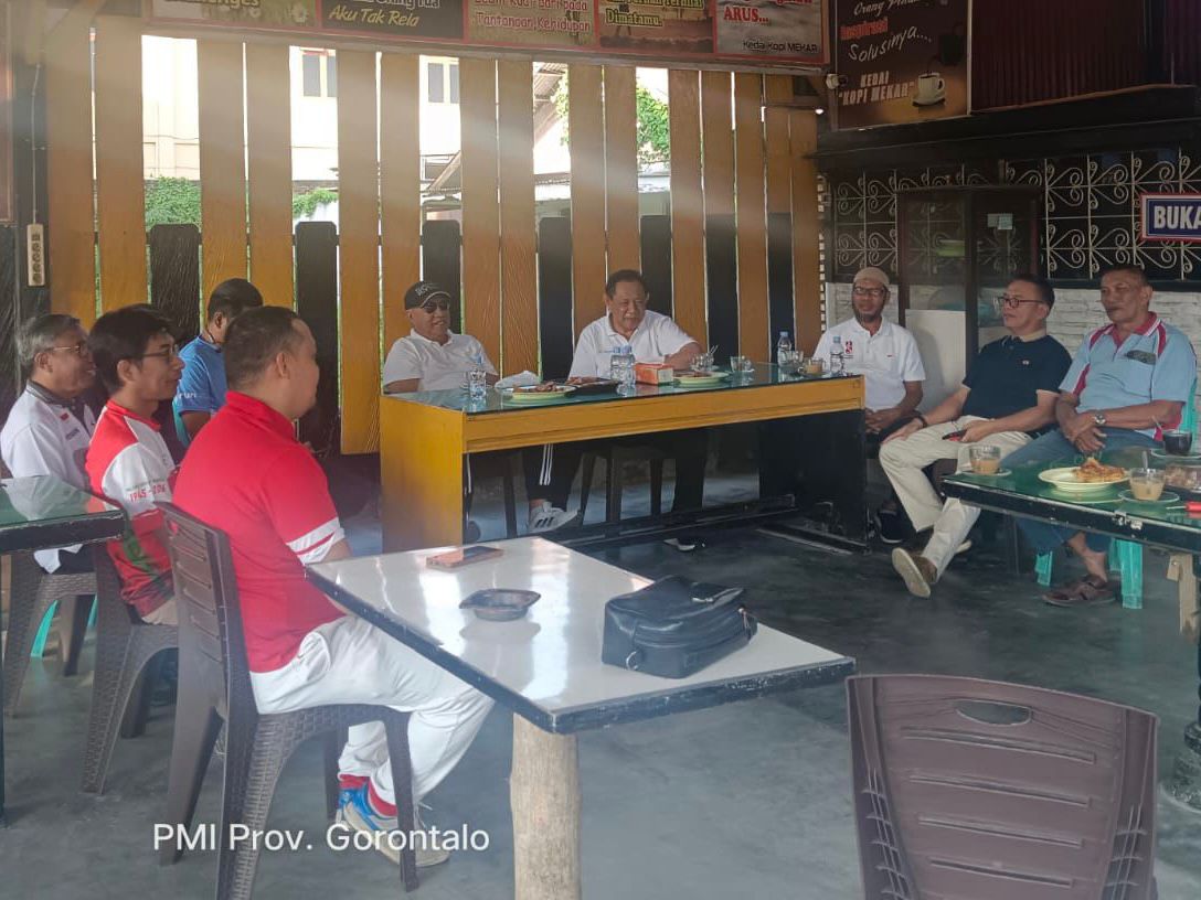 Gubernur Gorontalo Gusnar Ismail saat berdiskusi dengan PMI Provinsi Gorontalo. (Foto: PMI Provinsi Gorontalo)
