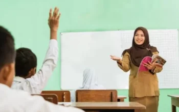 Guru sedang mengajar. (Foto: Ist)