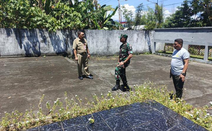  Kadis Sosial Sangihe, Doktarius Pangandaheng bersama Dandim 1301 Sangihe, Letkol CZI. Nazarudin saat bersih-bersih TMP Santiago, Rabu (30/07/2025). (Foto: AM. Budiman)