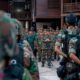 Perdana Menteri Kamboja Hun Manet berbicara selama kunjungan di pangkalan militer, menyusul bentrokan di perbatasan Thailand-Kamboja pada 28 Mei 2025, di provinsi Preah Vihear, Kamboja, 23 Juni 2025. (via REUTERS/Agence Kampuchea Press)