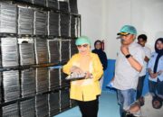 Wakil Gubernur Gorontalo Idah Syahidah Rusli Habibie didampingi Asisten I Setda Kabupaten Gorontalo mewakili Bupati ,saat meninjau alat makanan yang ada di dapur Satuan Pelayanan Pemenuhan Gizi (SPPG) di Desa Pentadio Barat, Kecamatan Telaga Biru, Kabupaten Gorontalo, Sabtu (2/8/2025). Foto – Nova Diskominfotik