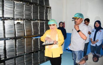 Wakil Gubernur Gorontalo Idah Syahidah Rusli Habibie didampingi Asisten I Setda Kabupaten Gorontalo mewakili Bupati ,saat meninjau alat makanan yang ada di dapur Satuan Pelayanan Pemenuhan Gizi (SPPG) di Desa Pentadio Barat, Kecamatan Telaga Biru, Kabupaten Gorontalo, Sabtu (2/8/2025). Foto – Nova Diskominfotik