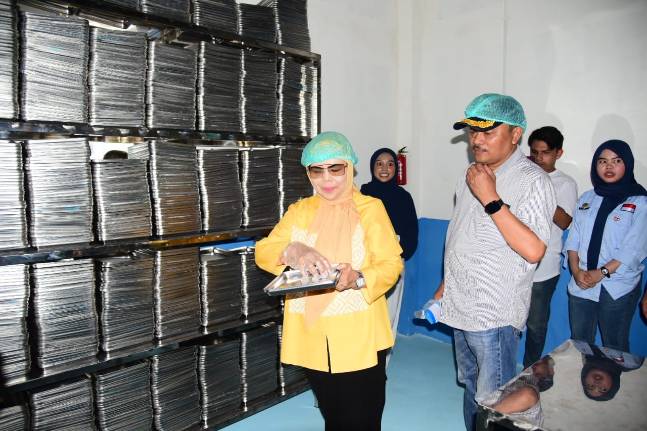Wakil Gubernur Gorontalo Idah Syahidah Rusli Habibie didampingi Asisten I Setda Kabupaten Gorontalo mewakili Bupati ,saat meninjau alat makanan yang ada di dapur Satuan Pelayanan Pemenuhan Gizi (SPPG) di Desa Pentadio Barat, Kecamatan Telaga Biru, Kabupaten Gorontalo, Sabtu (2/8/2025). Foto – Nova Diskominfotik