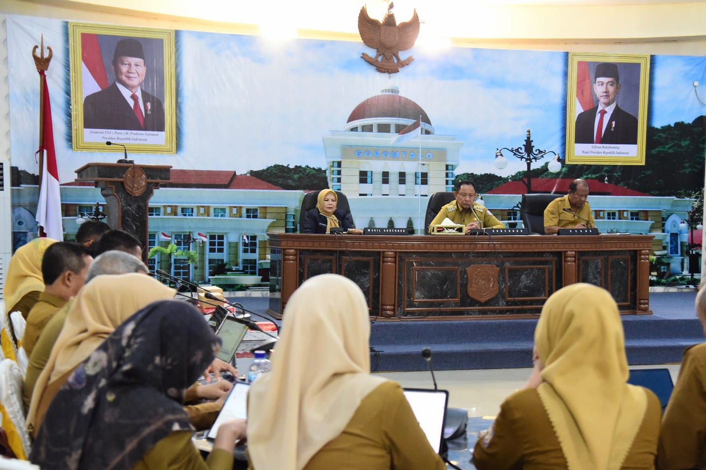Suasana Rapim evaluasi penyelenggaraan APBD periode Juli yang dipimpin oleh Gubernur Gusnar Ismail di Ruangan Dulohupa Gubernuran Gorontalo, Senin (4/8/2025). (Foto : Haris)