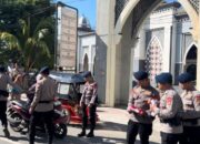 Satbrimob Polda Gorontalo Bagikan Ratusan Bendera Merah Putih Sambut HUT RI ke-80