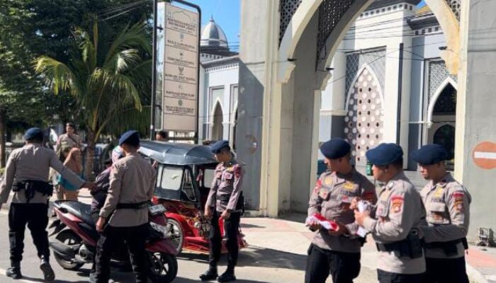 Satbrimob Polda Gorontalo Bagikan Ratusan Bendera Merah Putih Sambut HUT RI ke-80
