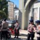Satbrimob Polda Gorontalo Bagikan Ratusan Bendera Merah Putih Sambut HUT RI ke-80. (Foto: Humas Polda Gorontalo)