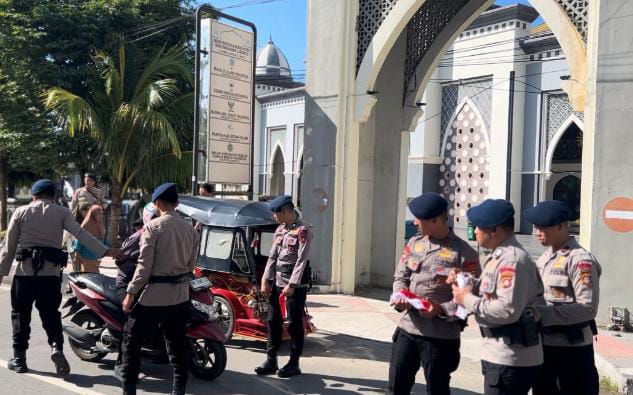 Satbrimob Polda Gorontalo Bagikan Ratusan Bendera Merah Putih Sambut HUT RI ke-80. (Foto: Humas Polda Gorontalo)