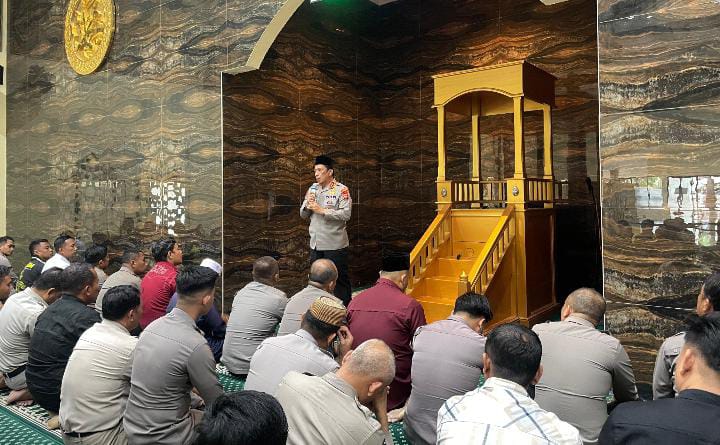 Kapolda Ajak Personel Jadikan Masjid Sebagai Pusat Pembinaan Iman. (Foto: Humas Polda Gorontalo)