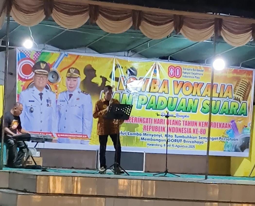 Direktur RSUD dr. Zainal Umar Sadiki, saat tampil di lomba nyanyi (Foto: RSUD ZUS)