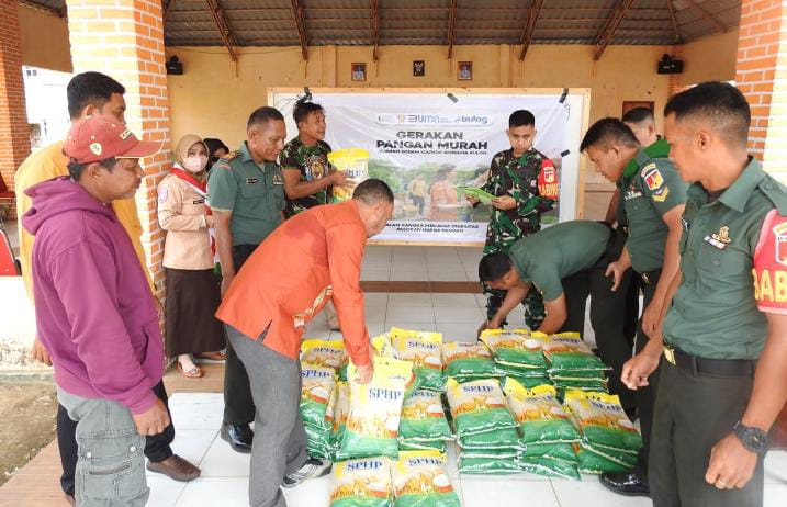 Dandim 1314/Gorut Bagikan Beras dan Bendera di Gerakan Pangan Murah Sumalata. (Foto: Kodim 1314/Gorut)