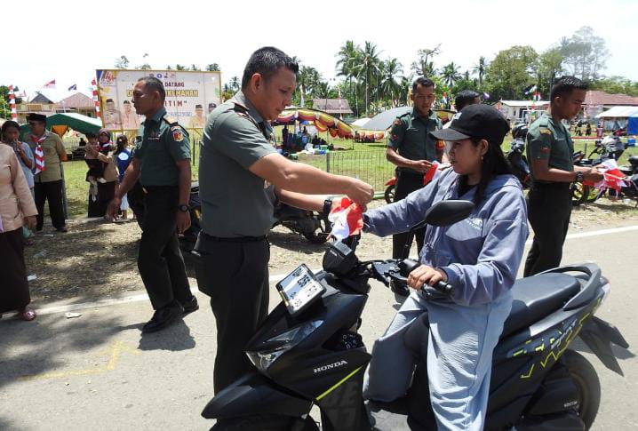 Pembagian bendera merah putih oleh Dandim 1314/Gorut kepada pengguna jalan raya. (Foto: Kodim 1314/Gorut) 