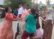 Diduga Langgar Edaran Bupati, Warga Pasang Rumbai Merah Putih Dikeroyok Istri Kades. (Foto: Ist)
