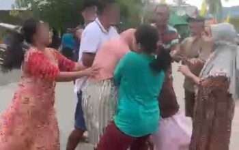 Diduga Langgar Edaran Bupati, Warga Pasang Rumbai Merah Putih Dikeroyok Istri Kades. (Foto: Ist)