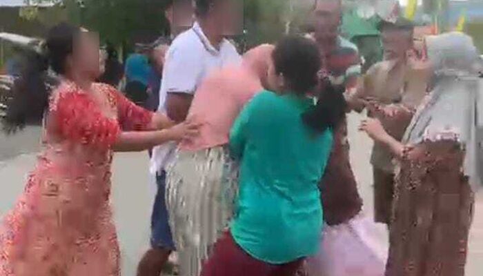 Diduga Langgar Edaran Bupati, Warga Dulukapa Pasang Rumbai Merah Putih Dikeroyok Istri Kades
