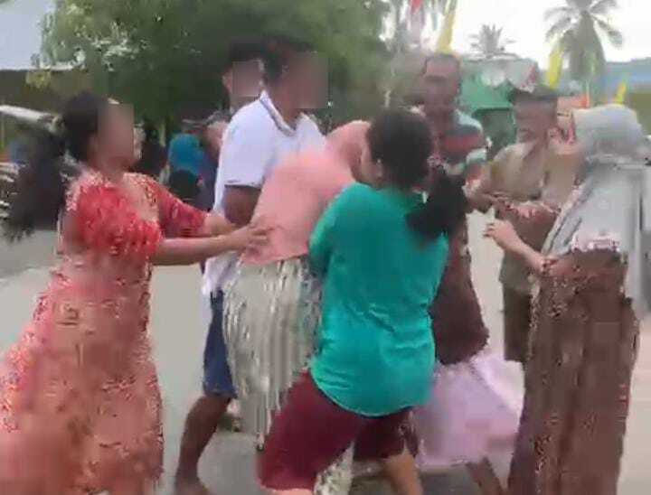 Diduga Langgar Edaran Bupati, Warga Pasang Rumbai Merah Putih Dikeroyok Istri Kades. (Foto: Ist)