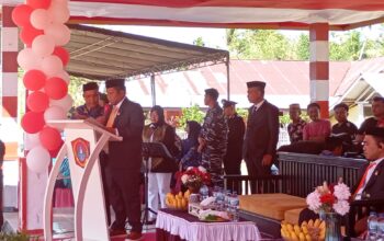 Anggota DPRD Gorontalo Utara, Lukum Diko saat membacakan teks proklamasi pada Upacara peringatan Hari Ulang Tahun (HUT) Kemerdekaan Republik Indonesia ke-80 di Kecamatan Anggrek. (Foto: GoTimes/Febri)